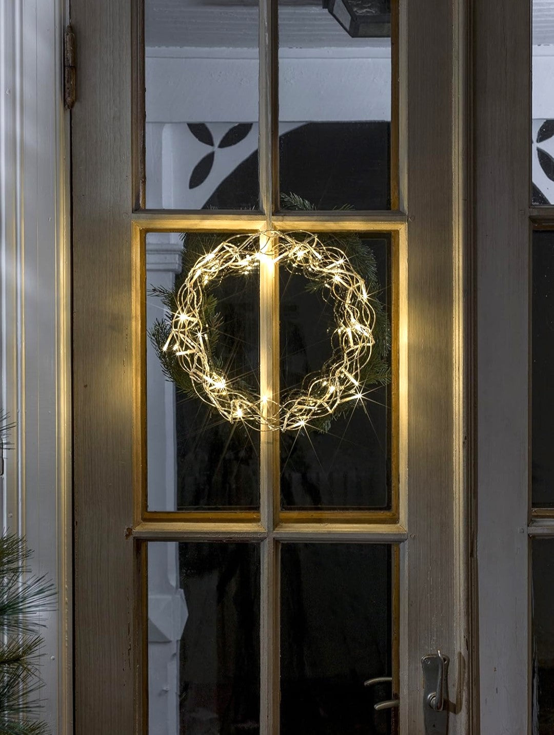 White Metal Led Decoration Wreath Warm White. Add a touch of elegance to your home with the White Metal LED Wreath.