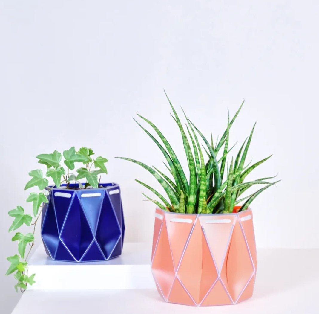 15cm Self-Watering Potr Origami Plant Pot. Grey. Simplify your plant care routine with this elegant self-watering pot!