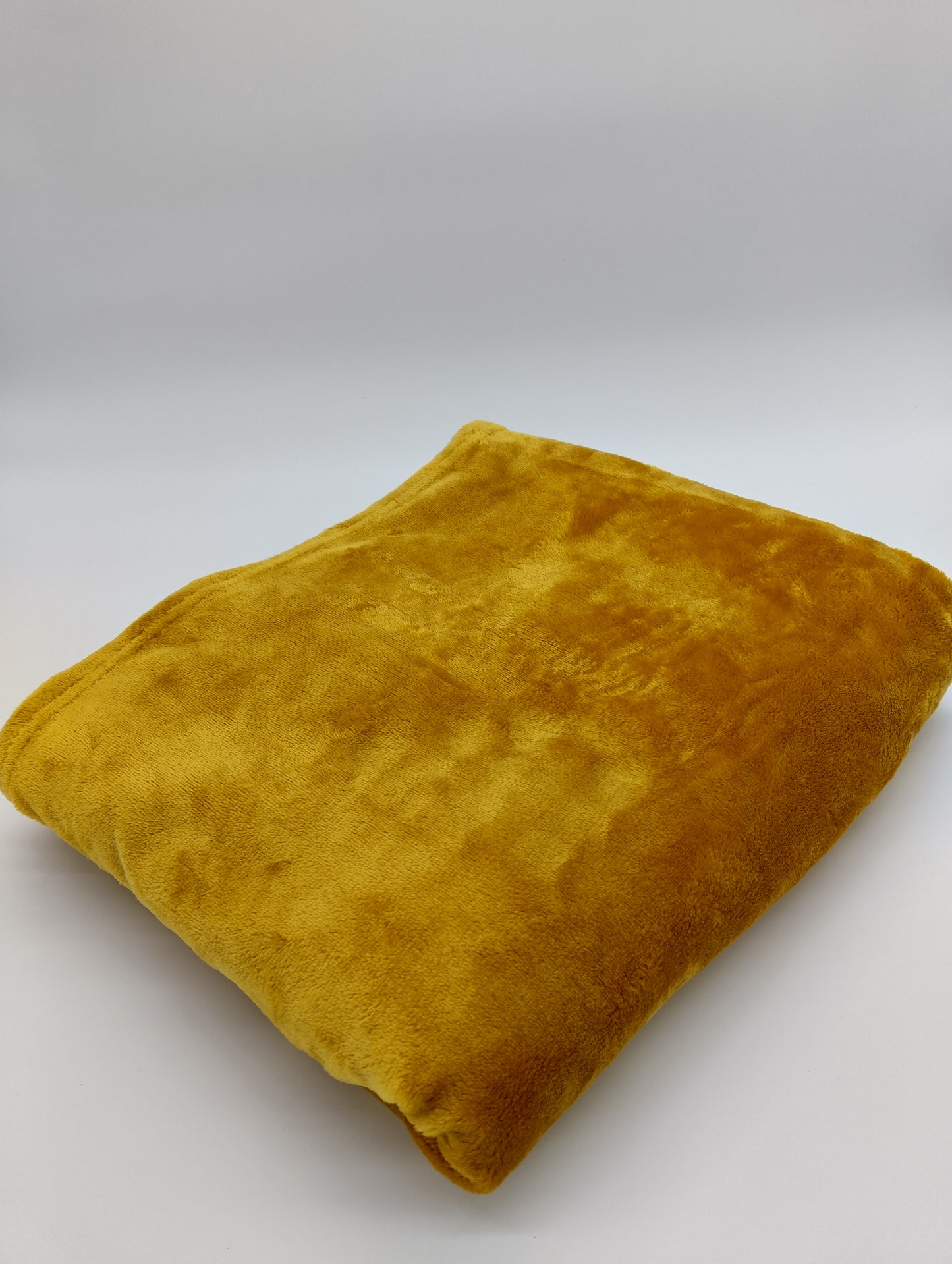 MOONLIGHT Blanket. Size 130x150cm. Enhance your comfort and style with the MOONLIGHT Fleece Blanket.