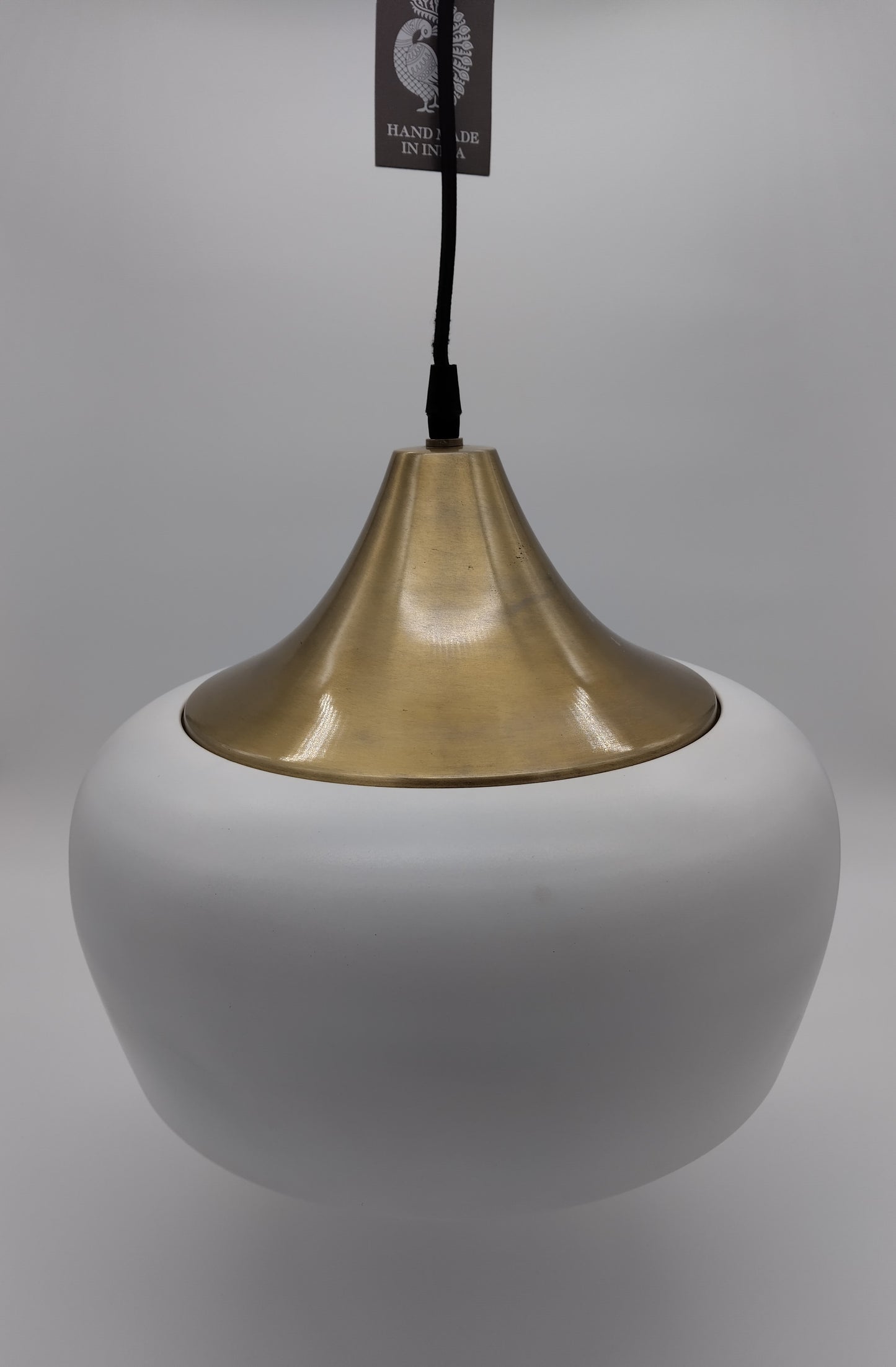 1 lt Pendant White & Antique Brass. Add a touch of elegance to your interior with our 1 lt Pendant Light in White & Antique Brass.