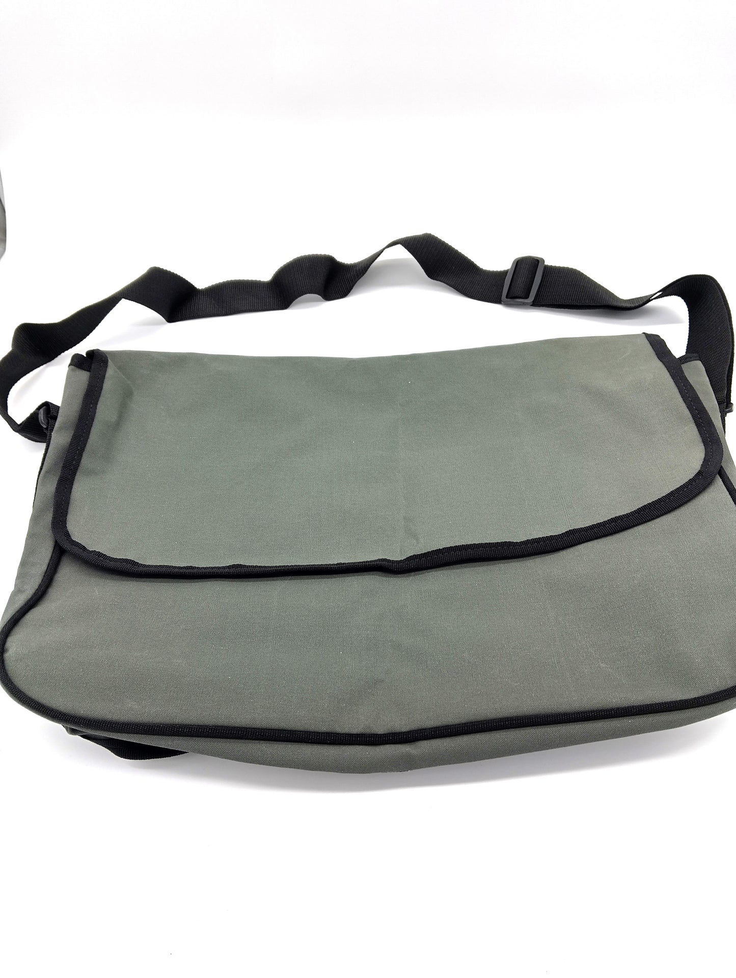 Bag.  Stylish and Versatile Large Capacity Shoulder Bag – Your Perfect Daily Companion.    Size 48 x 38cm.