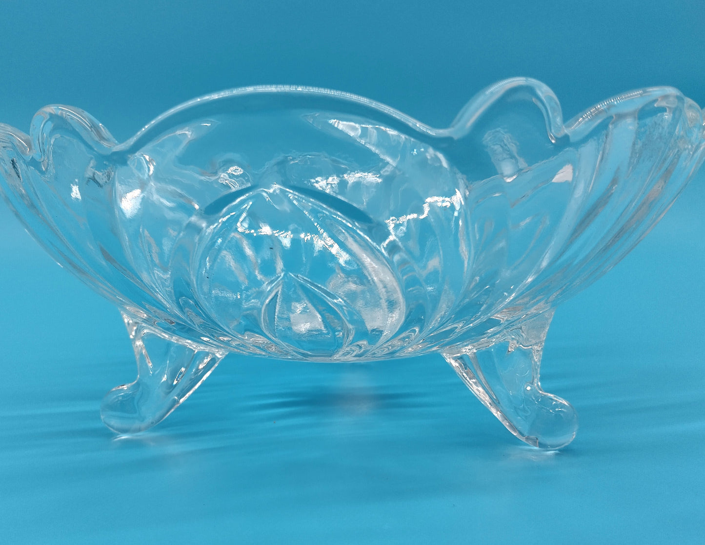 DELI Glassware, Add a touch of elegance to your home with our Large Glass Crystal Clear Fruit Bowl.