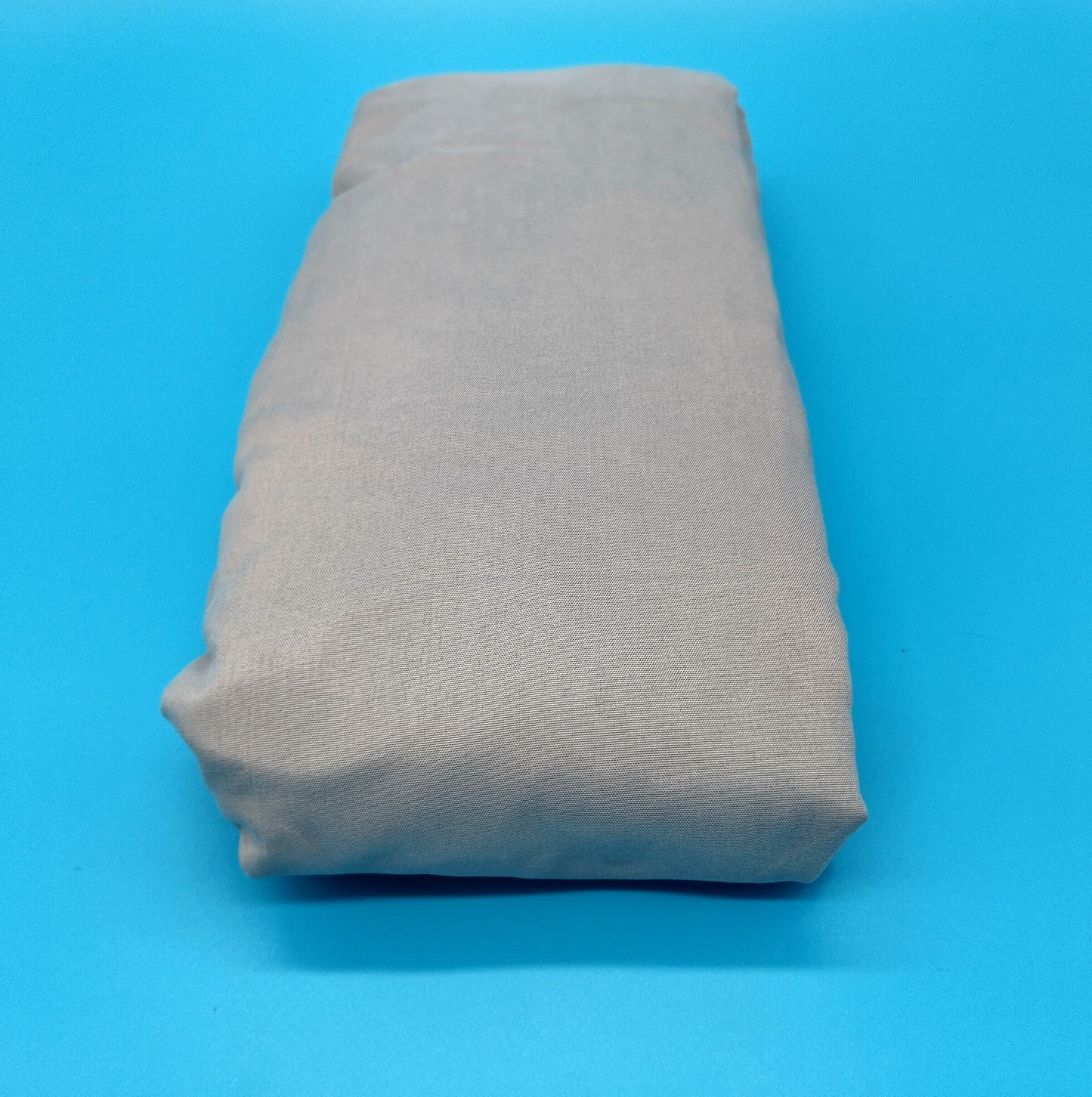 OHS Single Fitted Sheet. Gray. Upgrade your bedding with the OHS Single Fitted Sheet in Gray Microfibre.