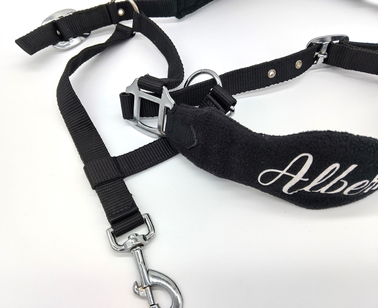 Fleece Headcollar with Lead Rope Set. Ensure your horse's comfort and style with our Fleece Headcollar with Lead Rope Set.