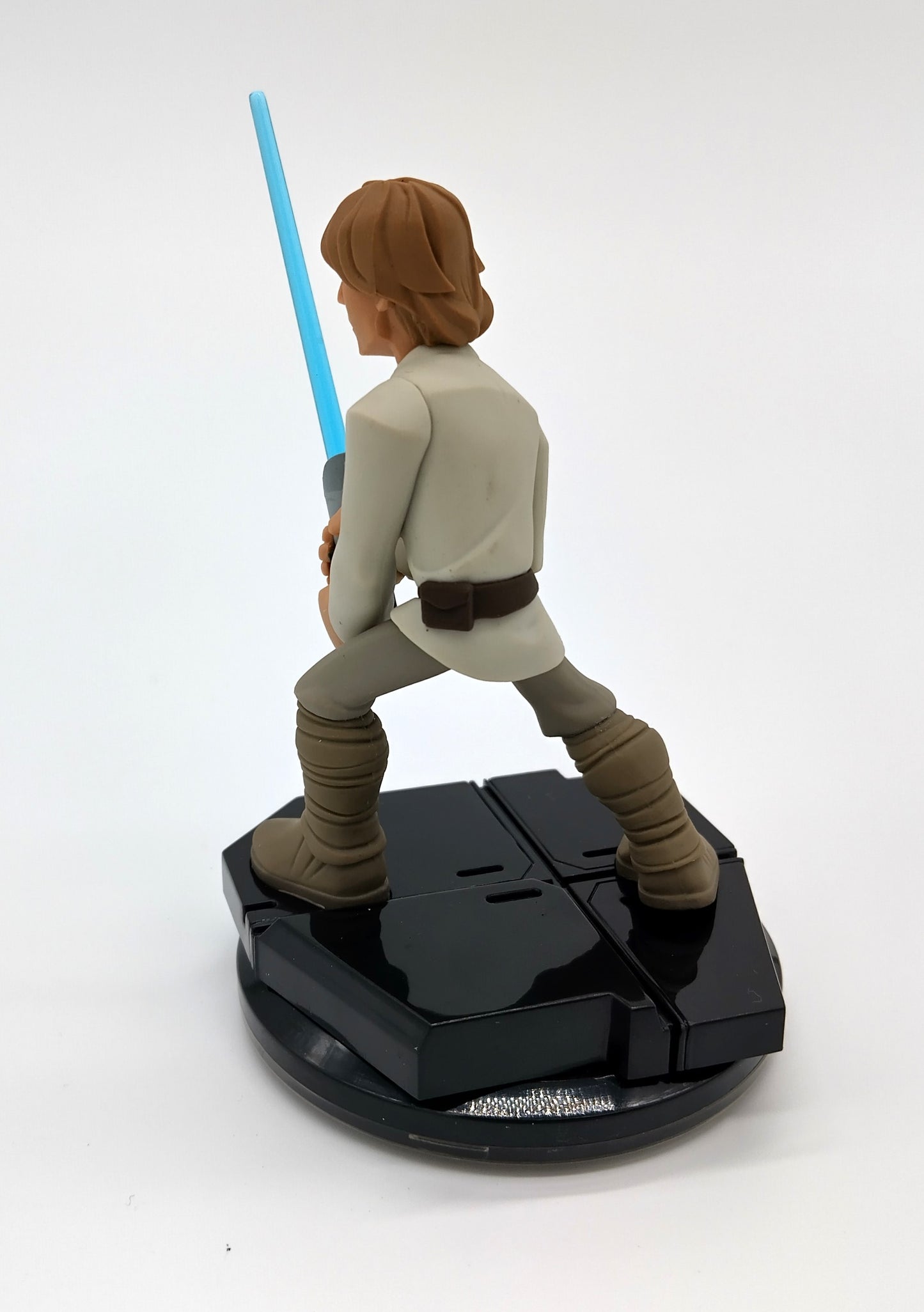 STAR WARS. Luke Skywalker. Enjoy the blend of interactive play and collectible value with this stunning figure.