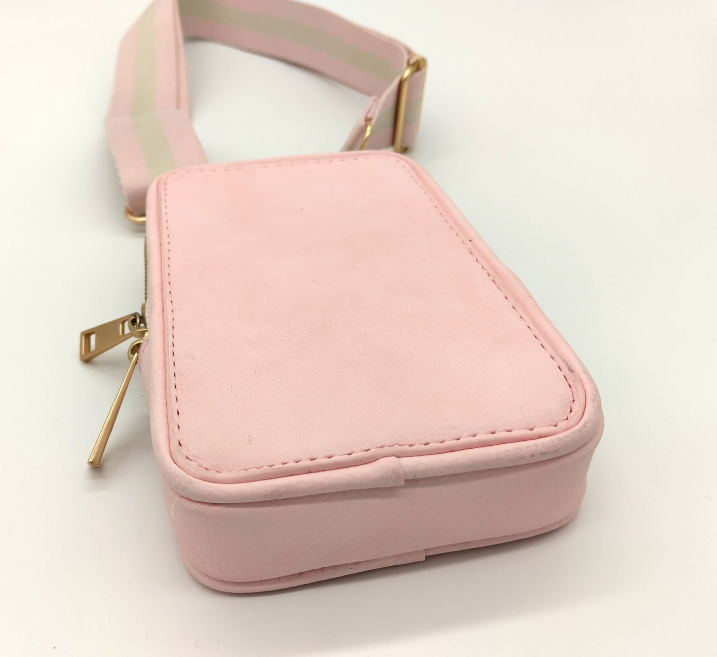 Cross Body Bag. Pink. Enhance your daily routine with the Women's Cross Body Bag. This stylish and functional bag