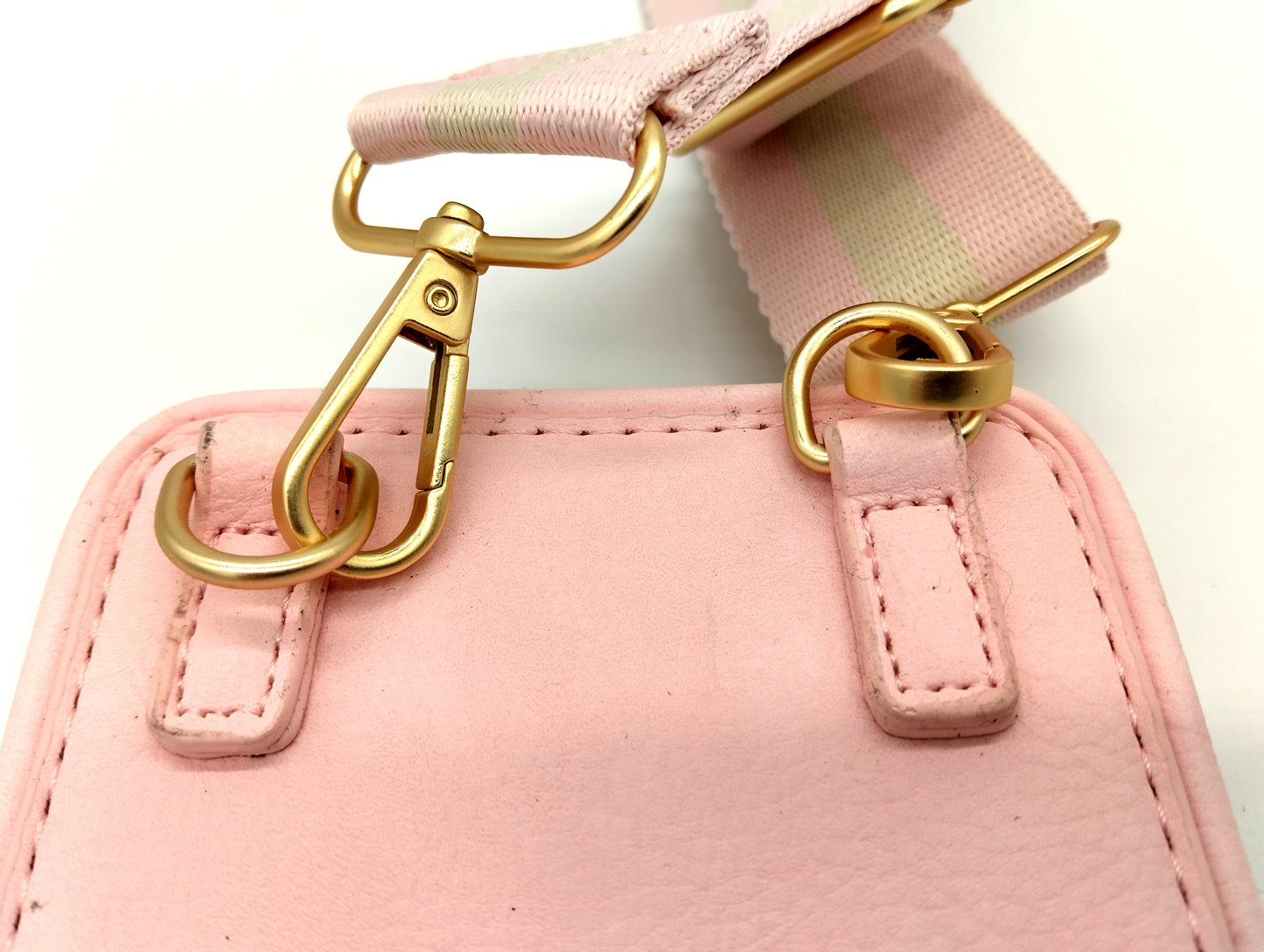 Cross Body Bag. Pink. Enhance your daily routine with the Women's Cross Body Bag. This stylish and functional bag