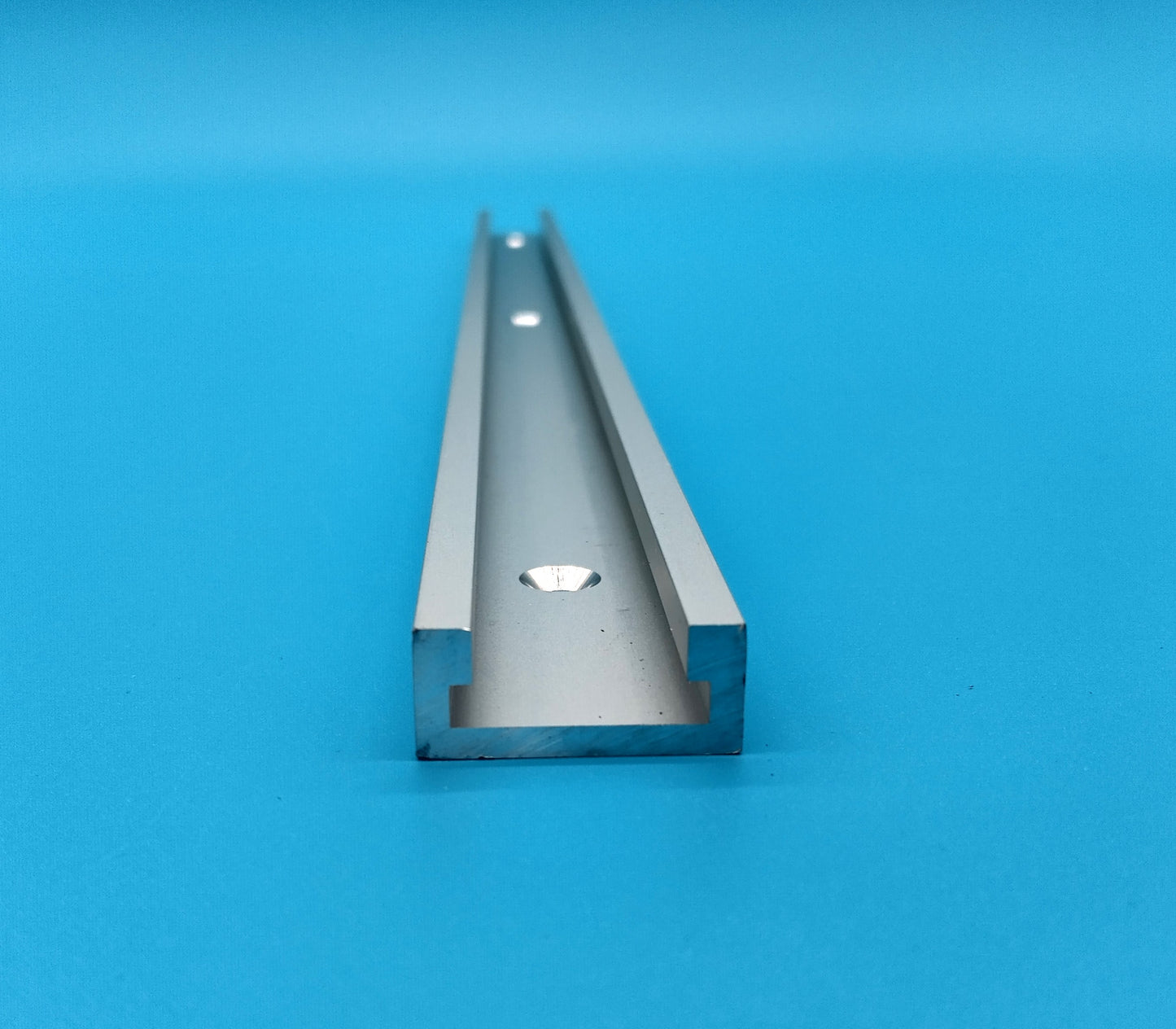 1 Pc. Silver T-tracks. 500mm. Aluminum. Upgrade your woodworking tools with our high-quality T-Track.