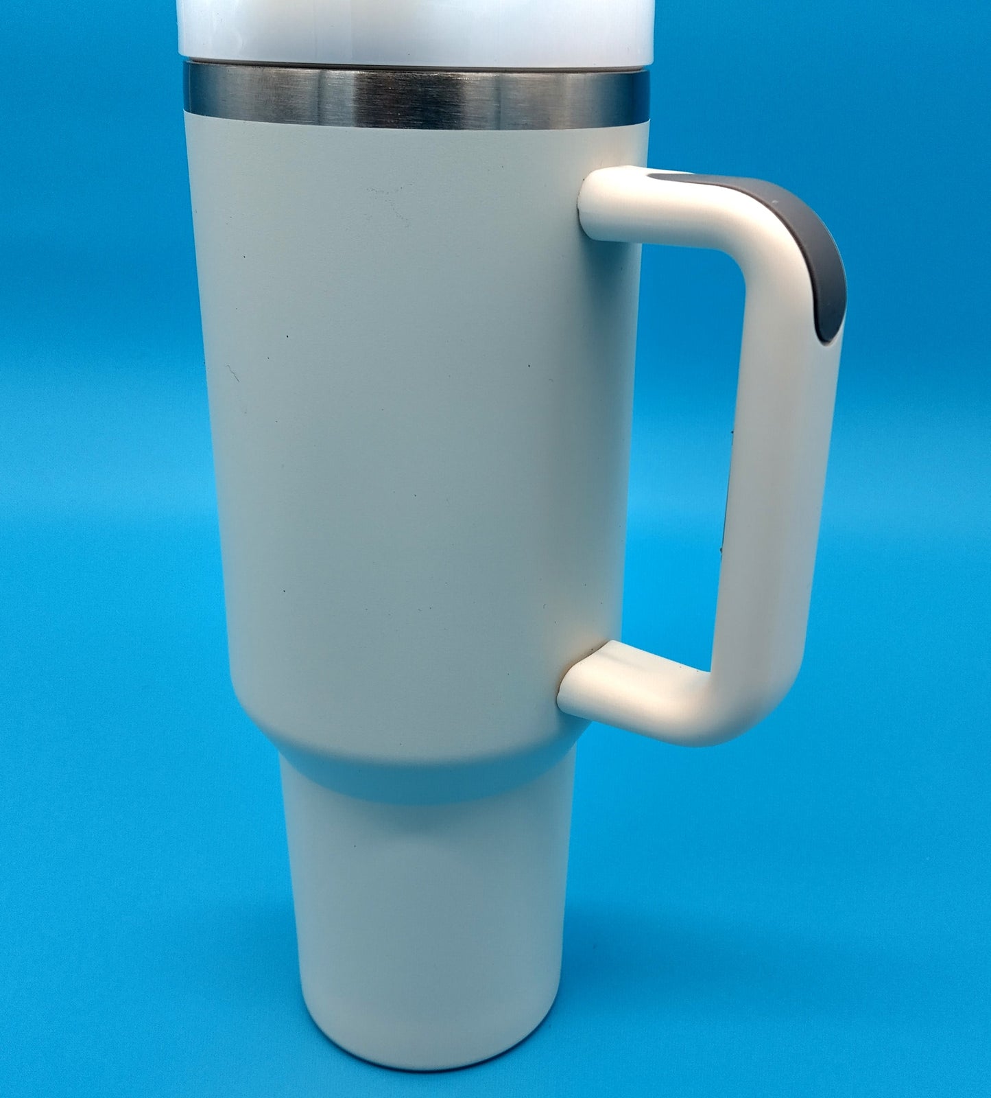 Snow White Stainless Stell Cup. 1200ml. Enjoy the perfect temperature for your drinks, anytime, anywhere.