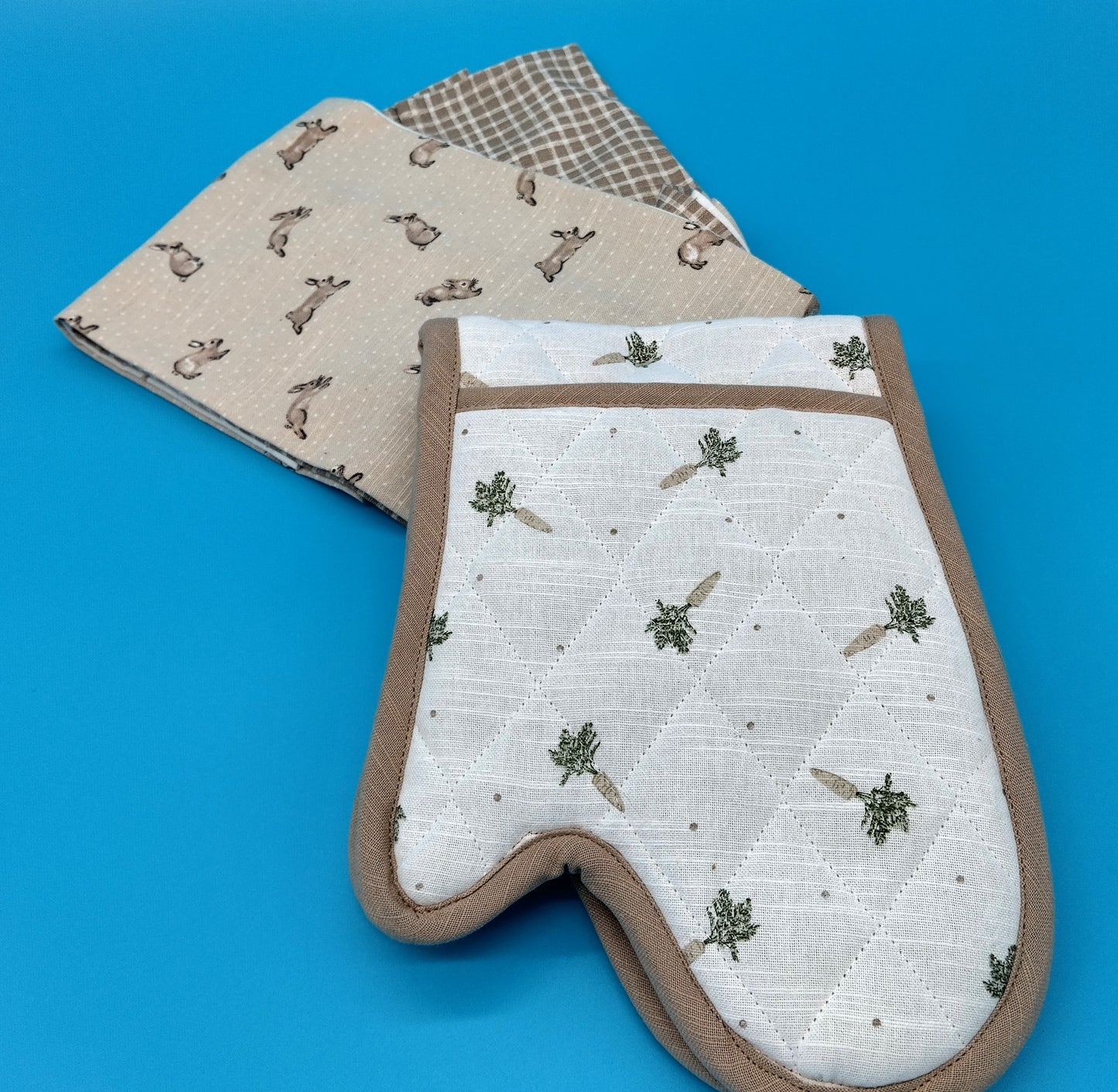 Oven Glove and Tea Towels. Equip your kitchen with this essential Oven Glove and Tea Towels Set.