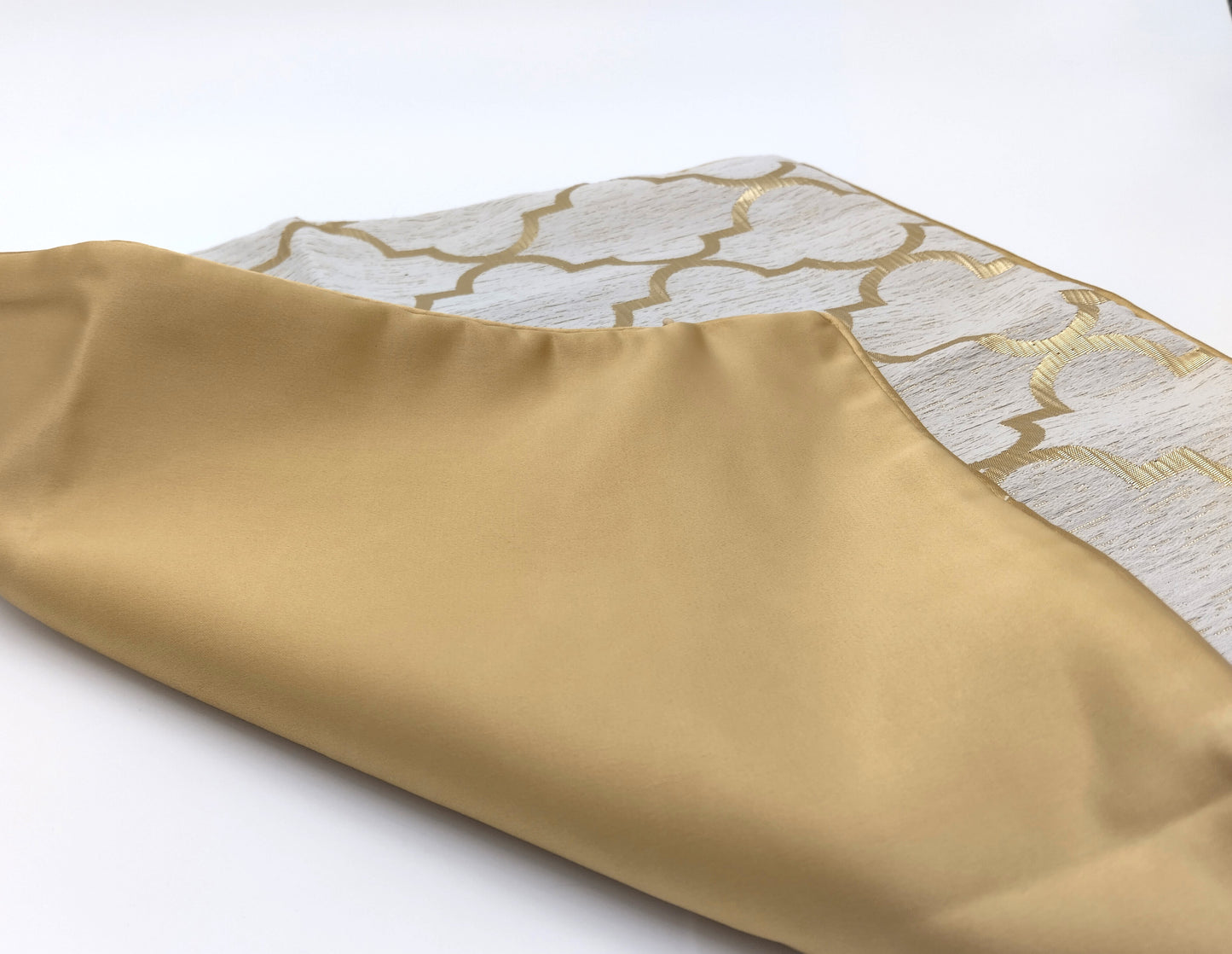 1 pcs Modern Gold Cushion Cover. Add a touch of elegance to your home decor with the Modern Gold Cushion Cover.