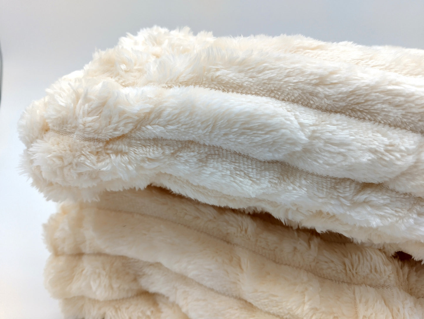 Fluffy Cosy Warm Fleece Blanket. 200x150cm. Stay warm and cozy this season!