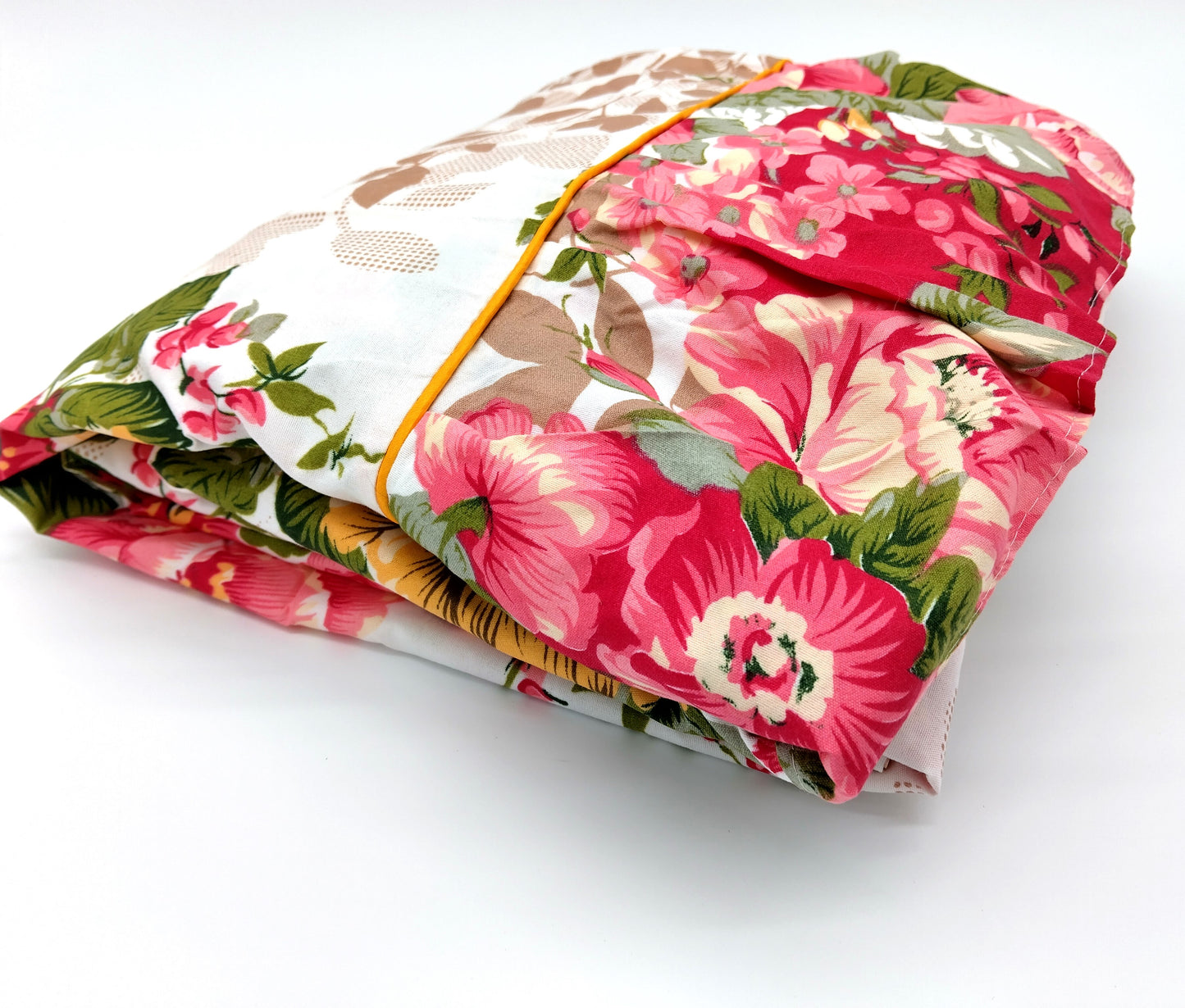 Fioral printed fitted sheet with matching skirt and 2 pillowcases. Refresh your bedroom with this floral bedding set for a stylish, coordinated look!