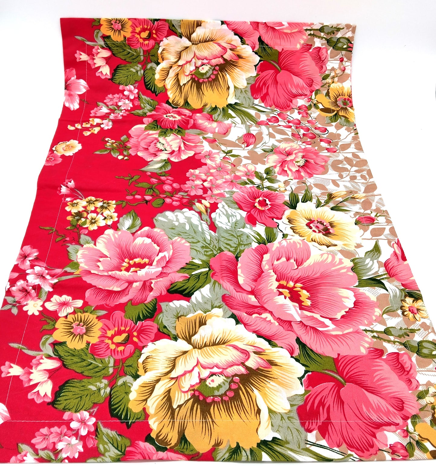 Fioral printed fitted sheet with matching skirt and 2 pillowcases. Refresh your bedroom with this floral bedding set for a stylish, coordinated look!